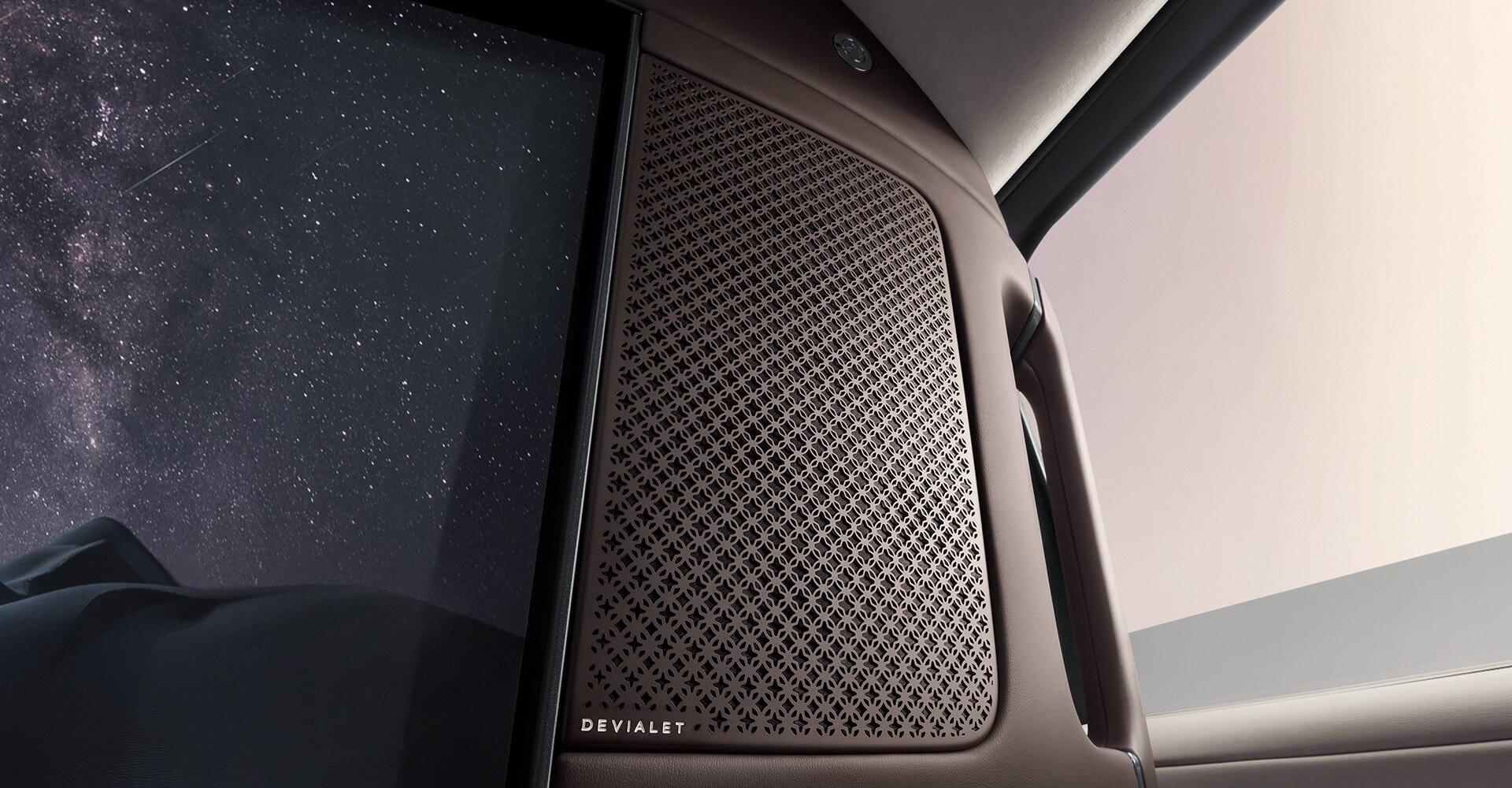 22个帝瓦雷扬声器环绕座舱
包含4个超近场环绕头枕扬声器